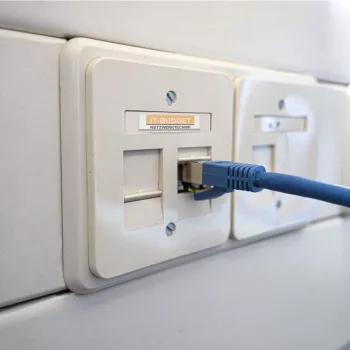 IT-BUDGET Premium patchkabel Cat.6A med Cat.7-råkabel 600 MHz LSZH PoE+ 10Gbit blå 15 m