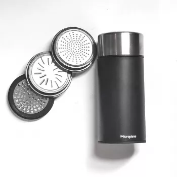 Microplane Universal Mill - sort/gennemsigtig, drejerivejern til hård ost, chokolade, nødder, krydderier