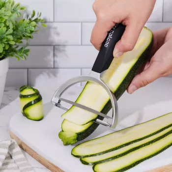 Microplane Peeler XL skrællekniv med kirurgisk rustfrit stålblad, ergonomisk Soft Touch-greb, integreret kartoffeløjenfjerner, sort
